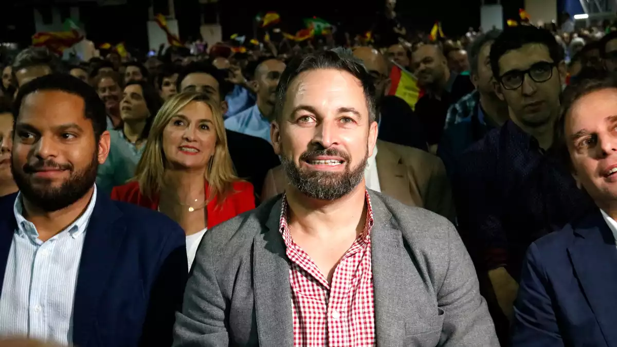 El president de Vox, Santiago Abascal, assegut al costat del cap de llista a Catalunya