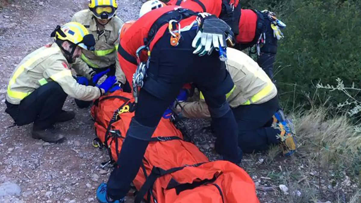 Els bombers rescatant un noi de 13 anys que havia caigut de la bicicleta a Matadepera (Vallès Occidental) 15-12-19