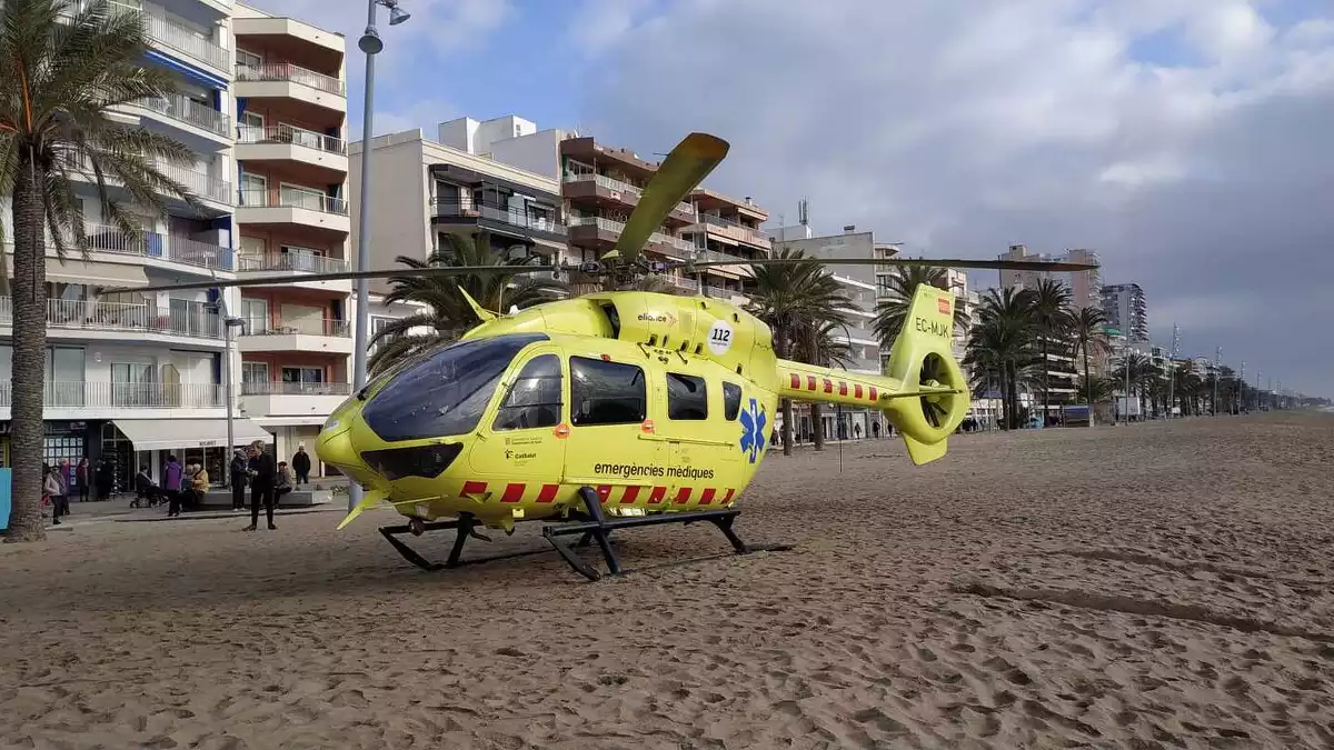 L'helicòpter del SEM ha aterrat a la platja de Calafell per traslladar un home a l'Hospital Joan XXIII de Tarragona