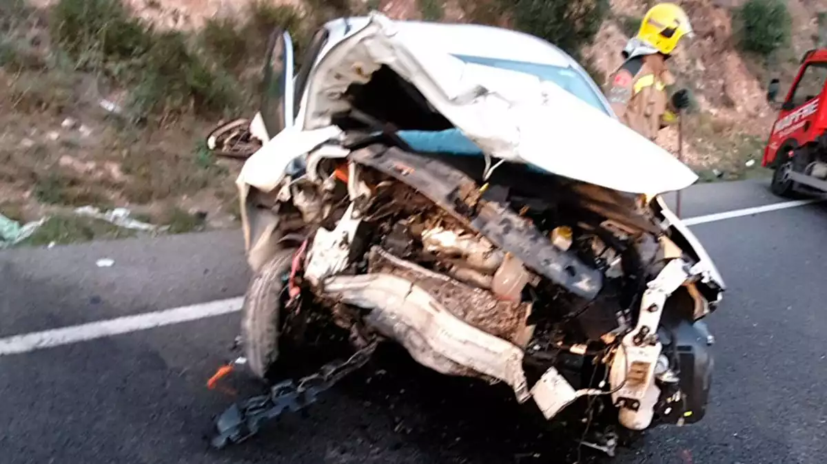 Cotxe accidentat a la carretera C-14 al seu pas per la Riba, a l'Alt Camp, el 18 de desembre del 2019