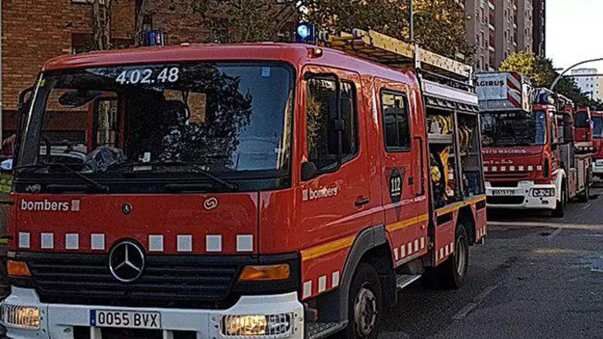 Foto de diverses dotacions dels Bombers en un incendi a Badalona el dia 24 de novembre del 2019