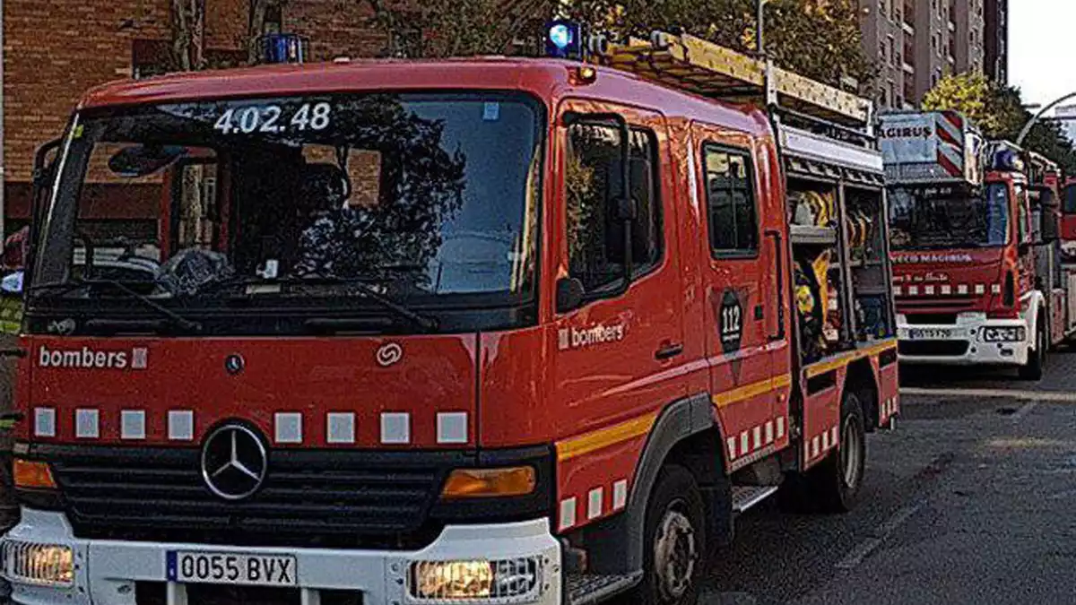 Foto de diverses dotacions dels Bombers en un incendi a Badalona el dia 24 de novembre del 2019