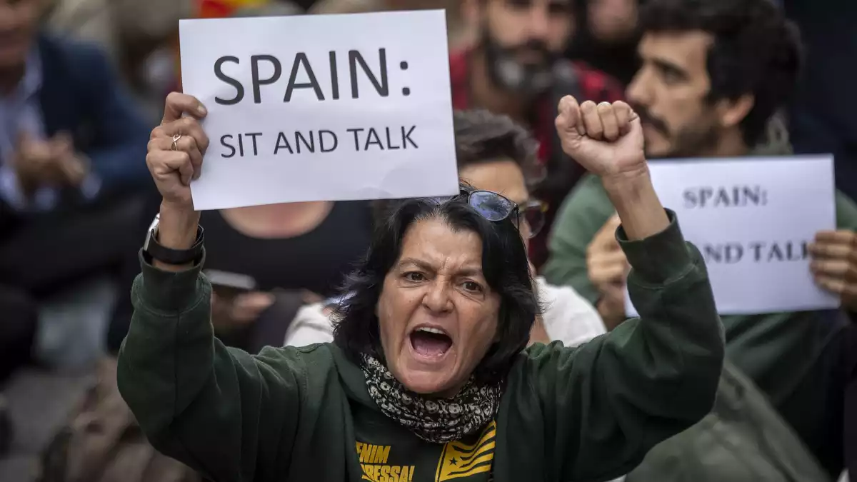 Manifestant davant la Delegació del Govern a Barcelona, 21 d’octubre de 2019