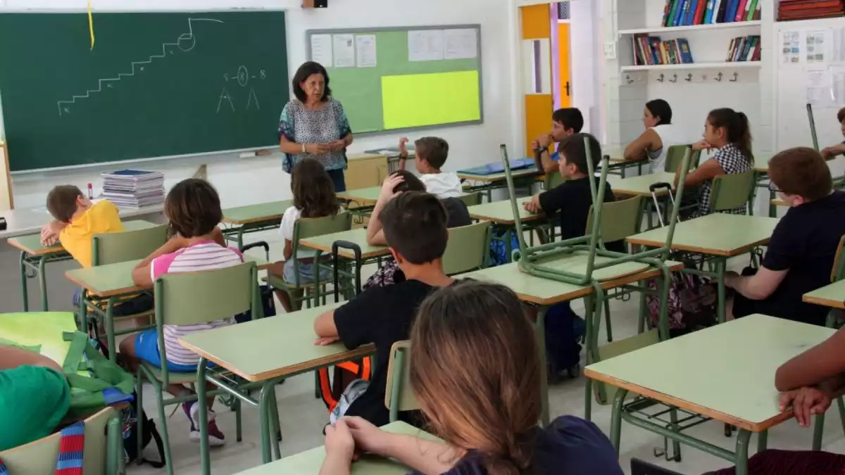 Imatge d'una professora donant classes