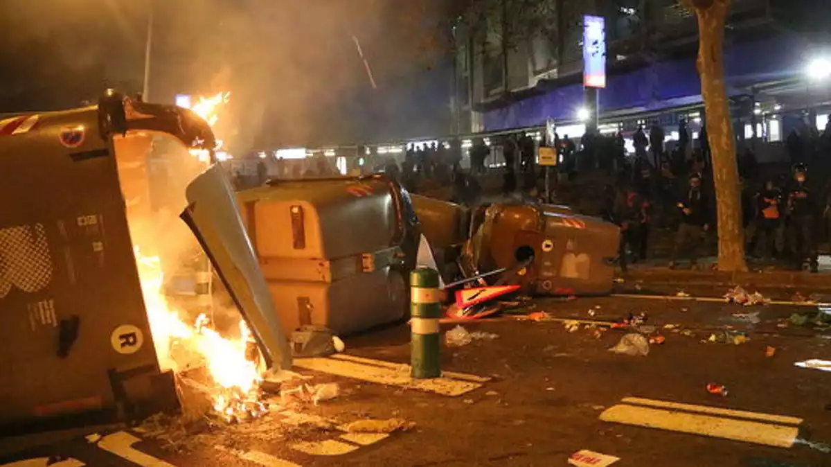 Contenidors incendiats pels manifestants concentrats a Travessera de Gràcia el 18 de desembre