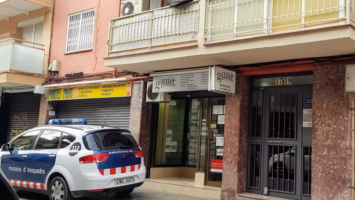 Els Mossos d’Esquadra davant de l’edifici d’El Prat de Llobregat on la dona va ser assassinada pel seu marit