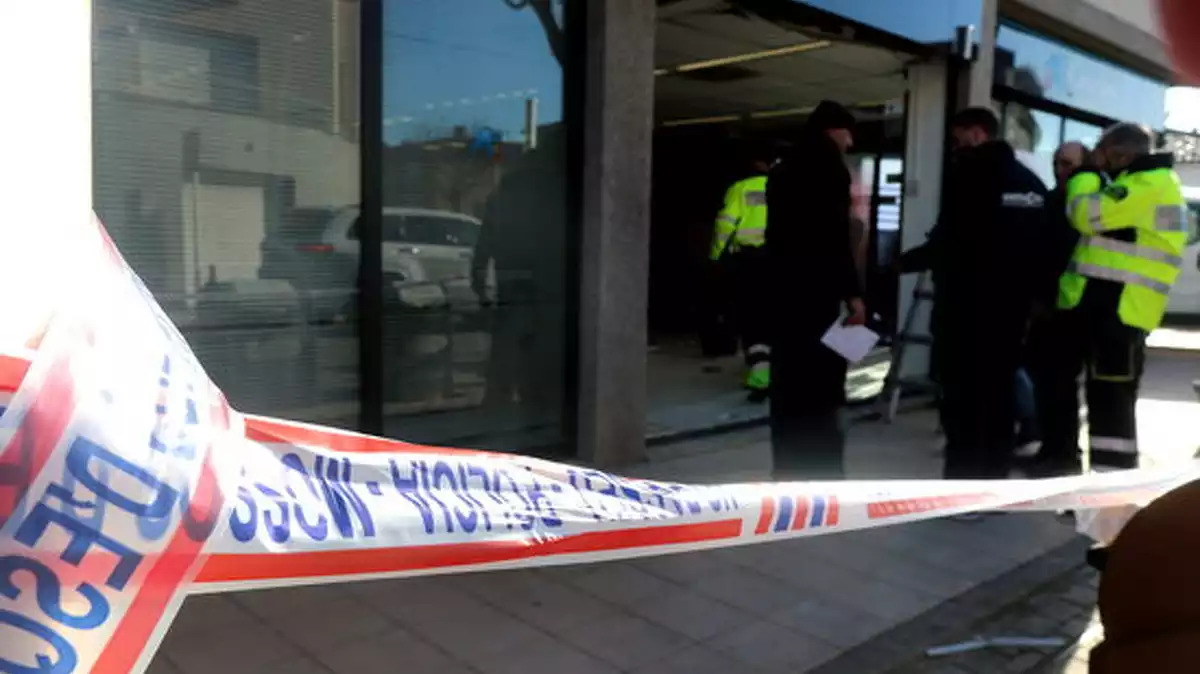 Agents de policia davant de l'oficina bancària atracada el 28 de desembre