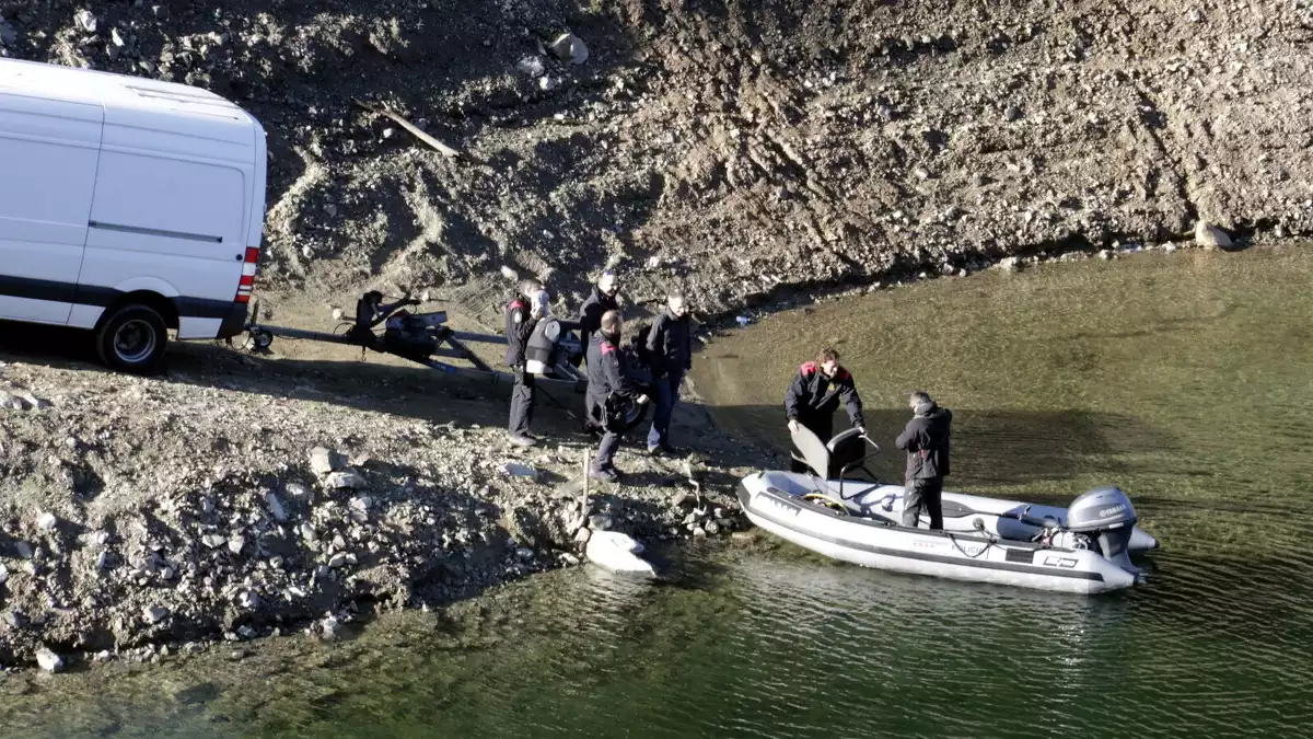 Els Mossos han pujat un maniquí a la barca al pantà de Susqueda