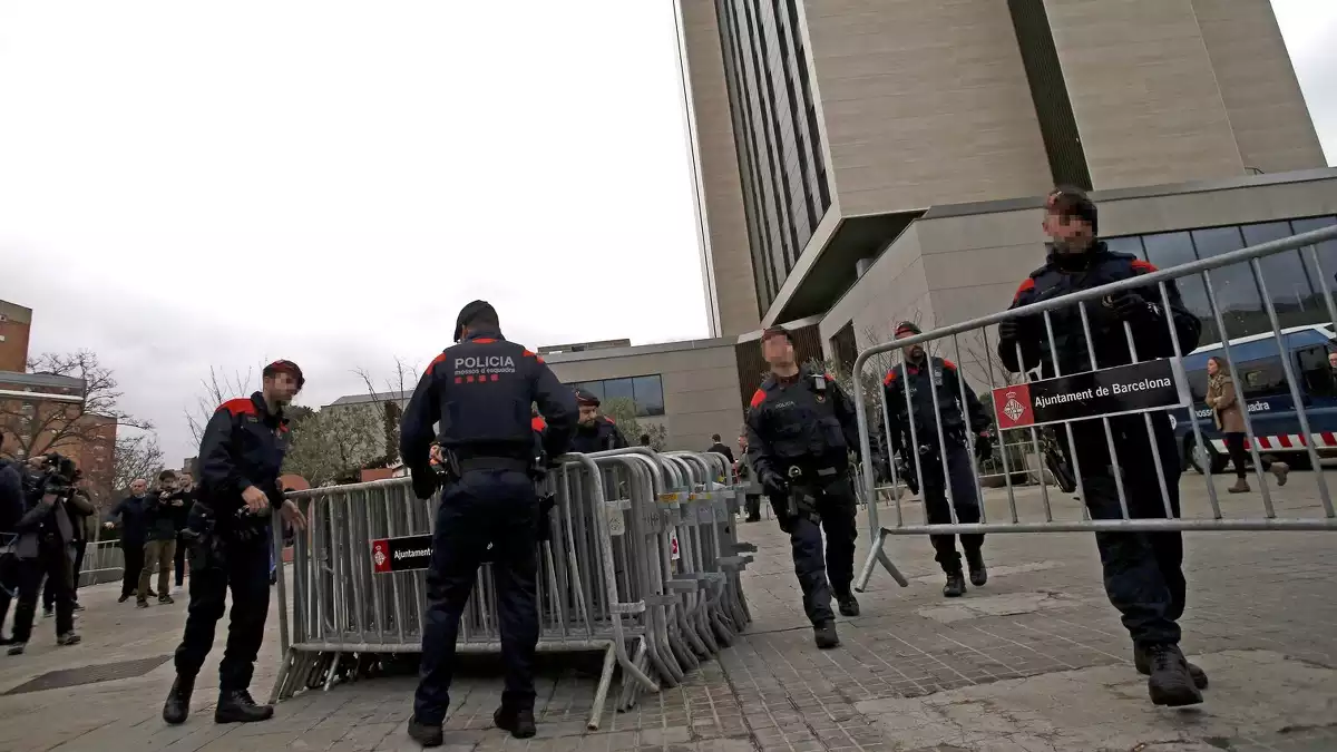 Agents dels Mossos en el dispositiu per garantir la seguretat als assitents del Clàssic del 18 de desembre