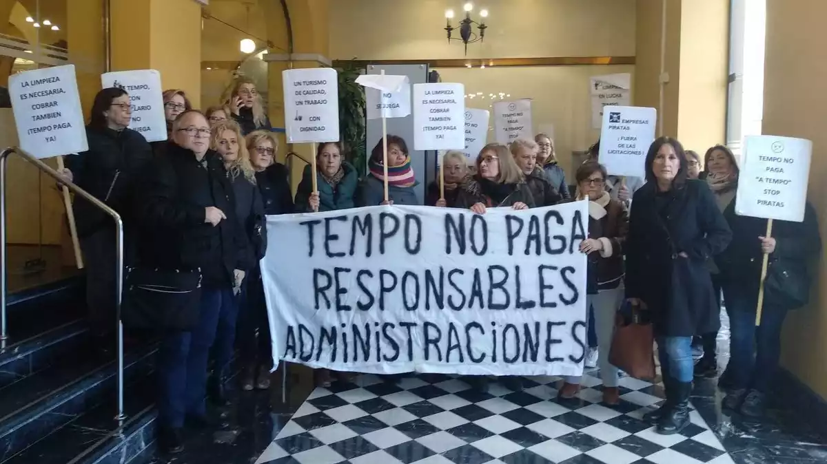 Imatge dels treballadors de Tempo protestant al Palau de la Diputació de Tarragona.