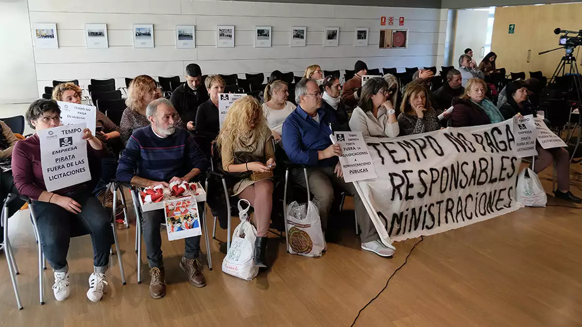 Protestes dels treballadors de la neteja de Tempo durant el plenari del mes de desembre a l'Ajuntament de Salou.