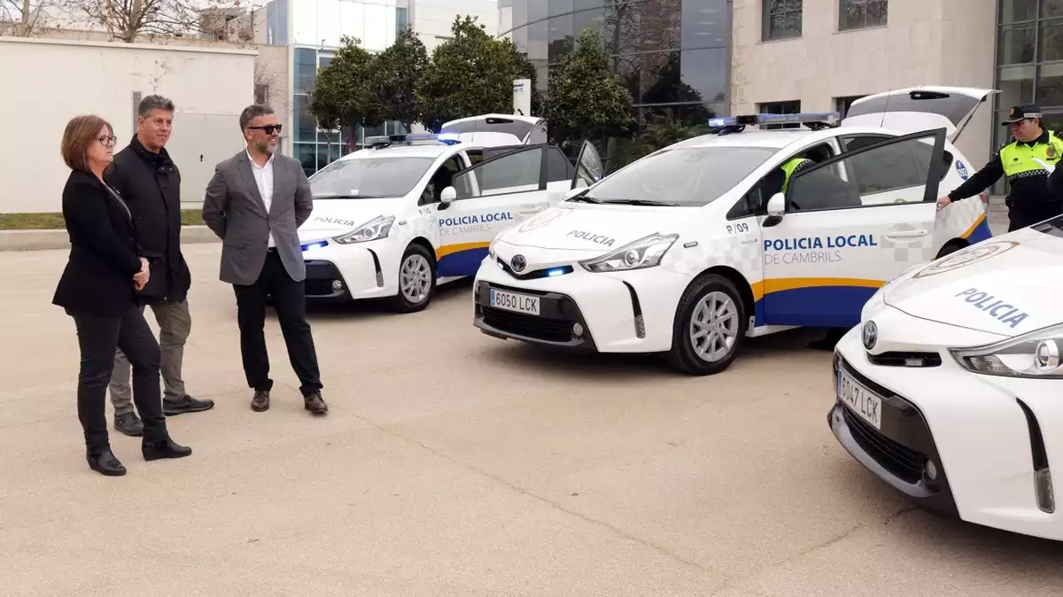 Imatge de la presentació dels tres nous vehicles híbrids de la Policia Local de Cambrils.