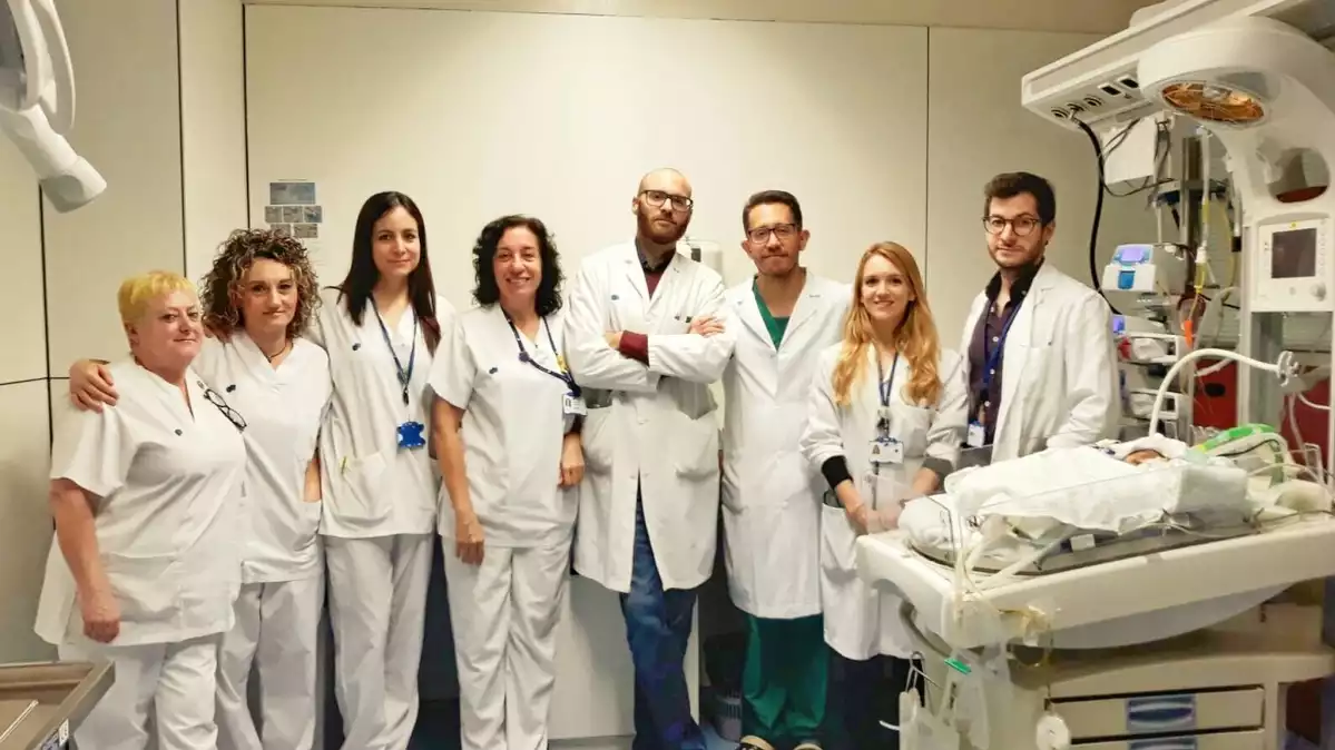 Equip de professional de l'Hospital Parc Tulí de Sabadell que ha intervingut un nadó amb l'aparell digestiu fora de l'abdomen (27-12-19)