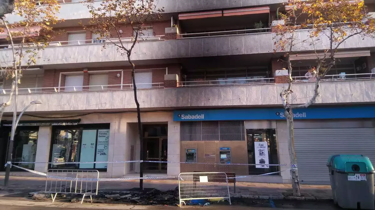 Estat en què ha quedat l'edifici després de l'incendi a Torredembarra.