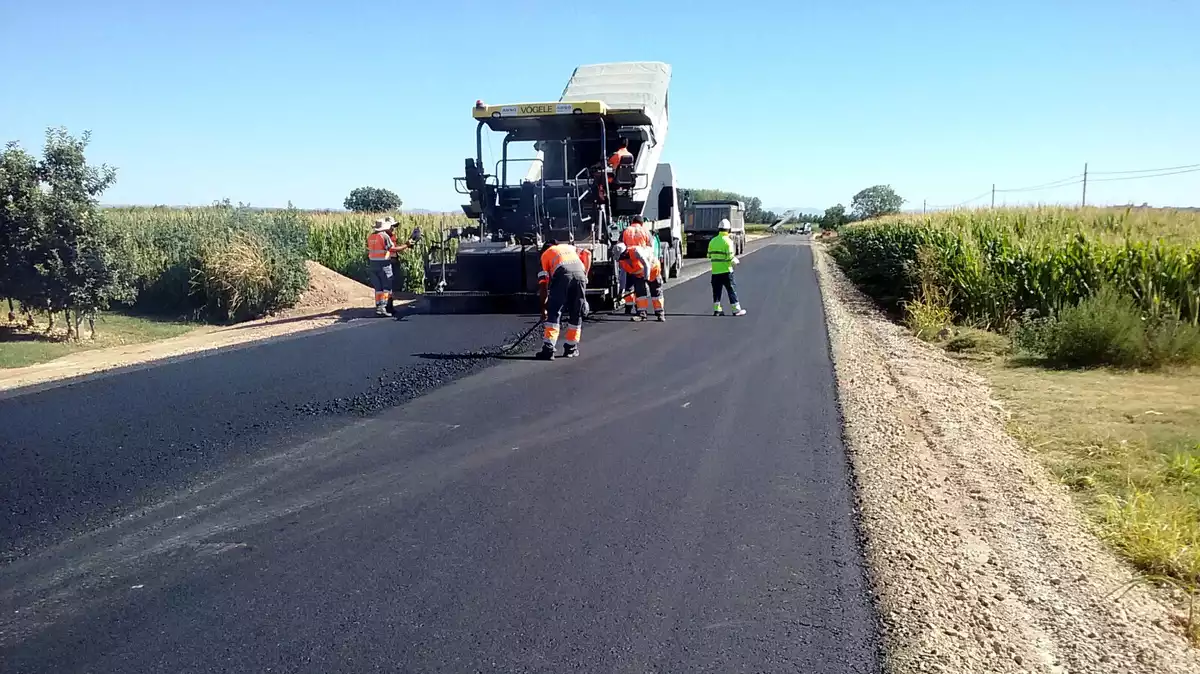 Obres de pavimentació d'una carretera a Catalunya