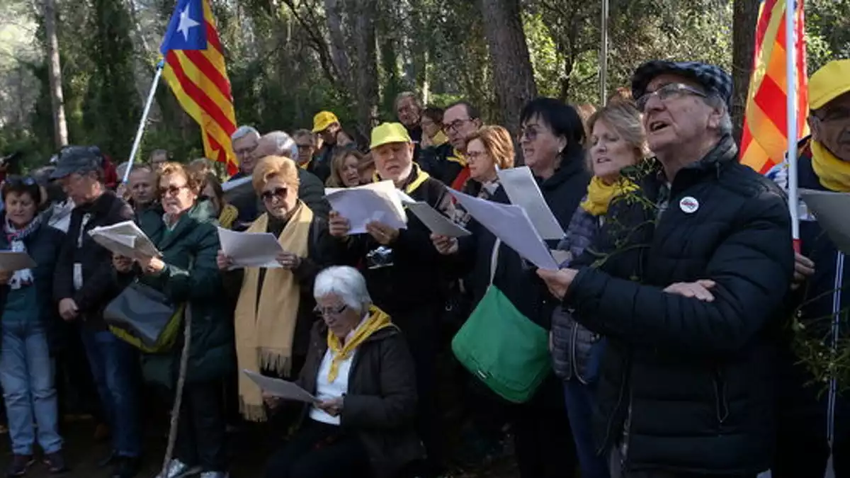 Imatge de gent cantant al bosc del Catllar.