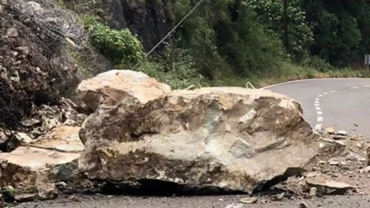 Imatge de les roques al mig de la carretera després de l'esllavissada