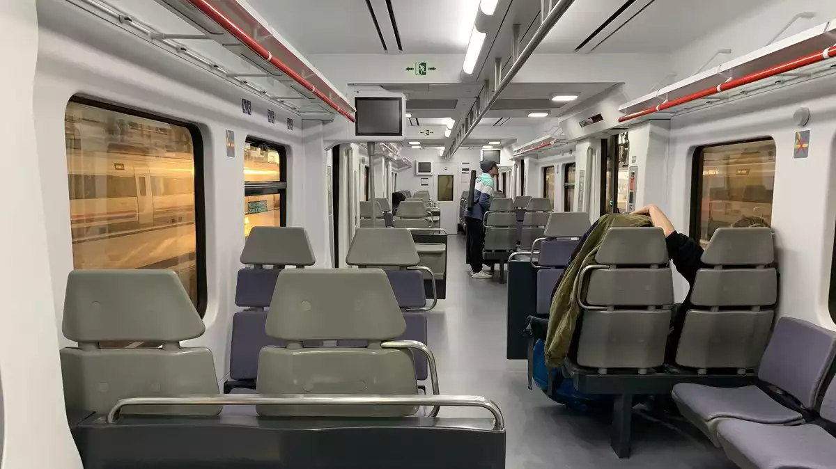 Imatge de l'interior d'un tren de Rodalies de la sèrie 447