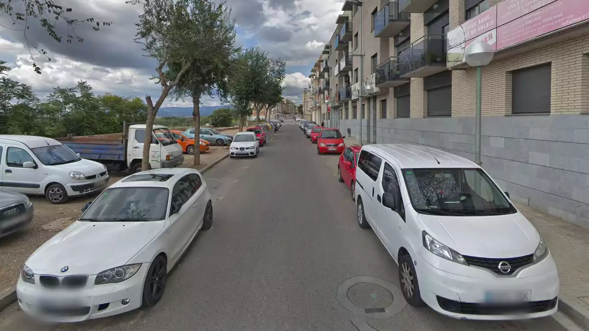 Imatge del carrer Marina del municipi de La Canonja, on l'home va ser detingut per intentar agredir a un policia local.