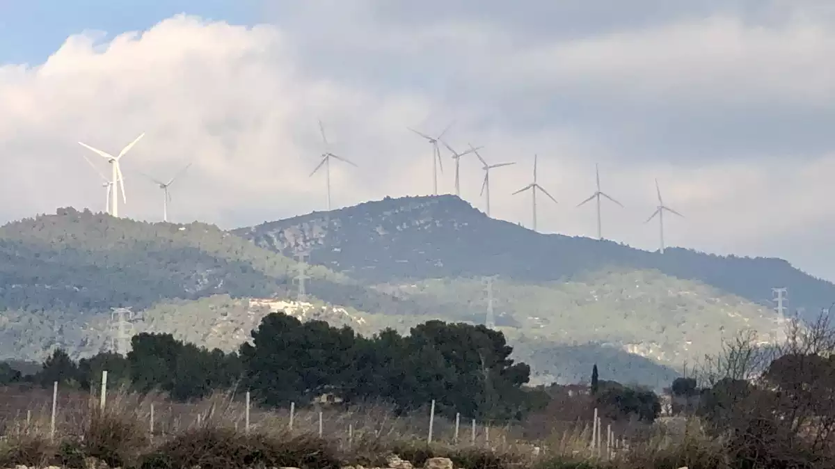 El molins del parc eòlic Serra Voltorera, a les muntanyes de l'Alt Camp.