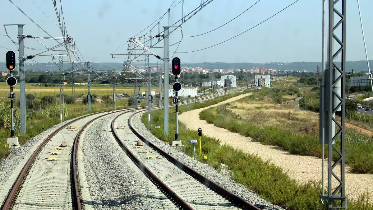 Imatge del ramal d'enllaç entre el corredor mediterrani i l'estació del Camp de Tarragona, poc abans d'arribar a l'intercanviador de la Boella