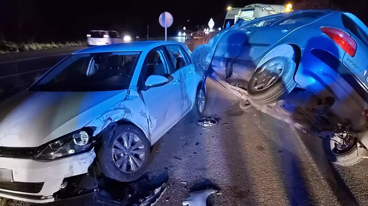 Imatge dels dos vehicles implicats, després de l'accident