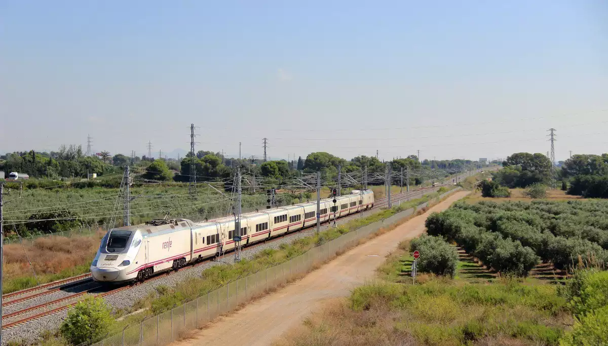 Imatge d'un dels trens realitzant les proves de circulació i seguretat a la variant de Vandellòs