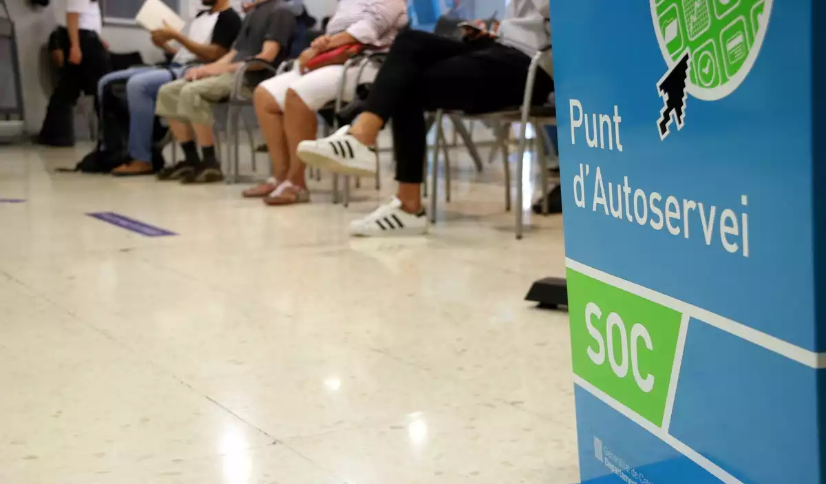 Imatge d'una sala interior d'una oficina del Servei d'Ocupació de Catalunya (SOC)