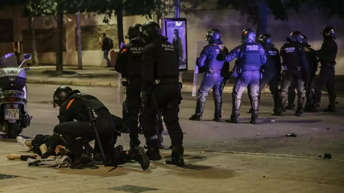 Per segona nit consecutiva tornen els aldarulls al centre de Tarragona i acaben amb càrregues, atropellaments i detencions