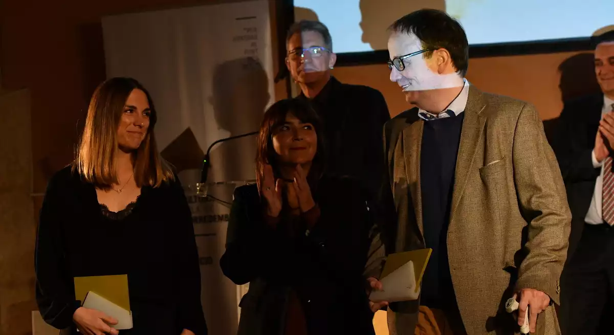 Judit Sabaté i Dídac Montoliu, amb Coia Ballesté al centre, rebent el Premi de Periodisme Mané i Flaquer 2019