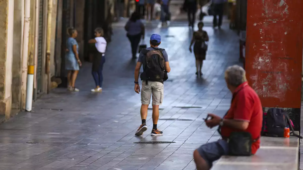 La convivència entre veïns, comerciants i joves migrants a la Part Alta de la ciutat s'està complicant cada vegada més.