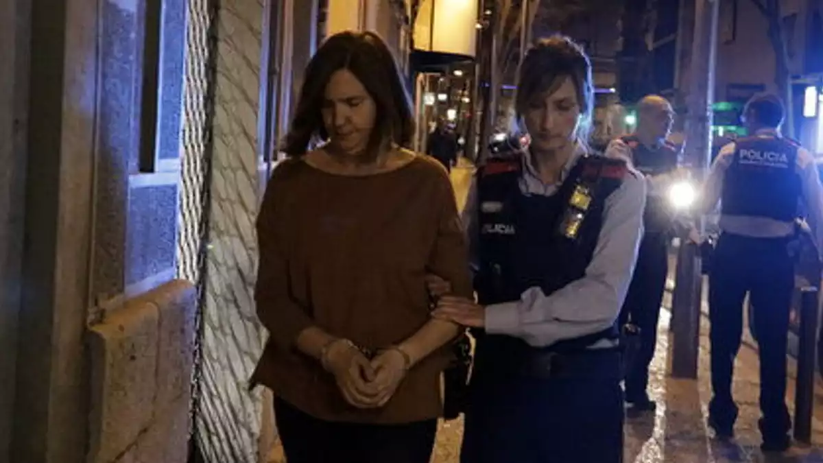 La mare de la nena ofegada a Girona emmanillada