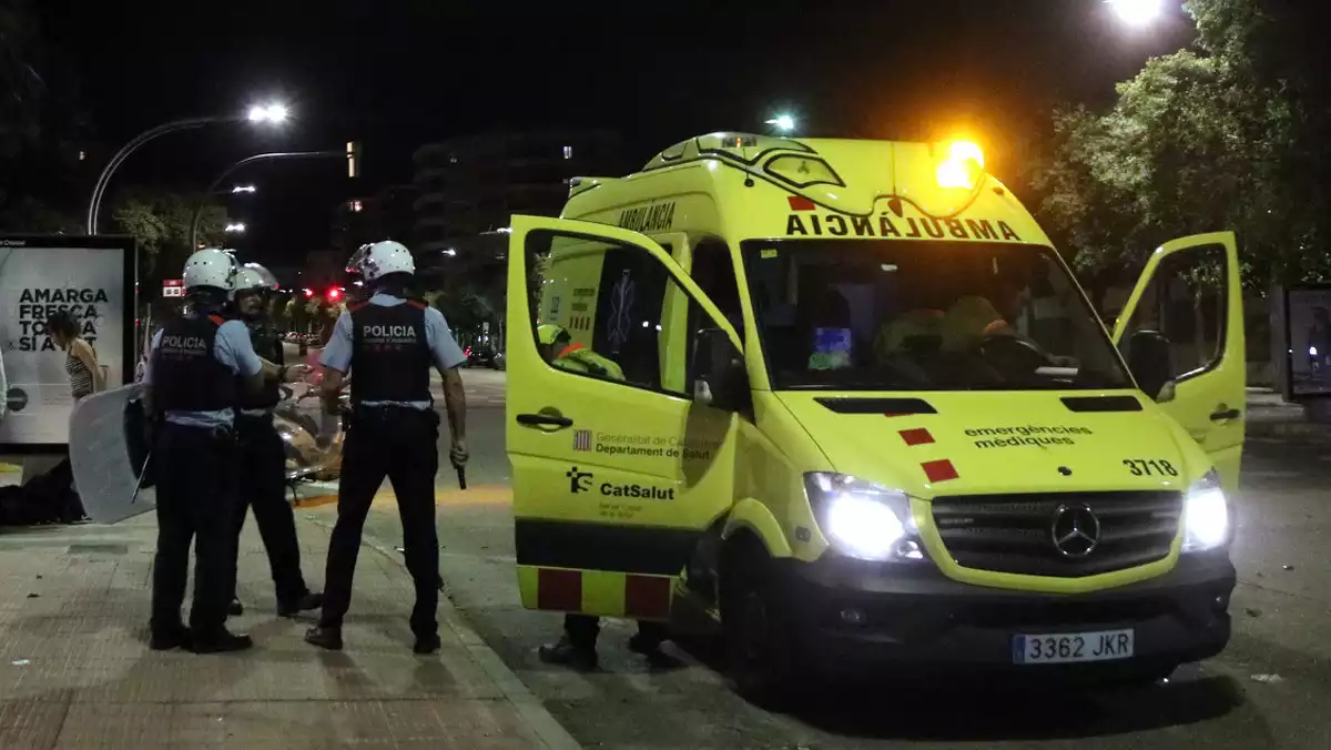 l'ambulància que s'ha endut el noi ferit després de rebre l'impacte d'un contenidor empès per un furgó dels Mossos a Tarragona, el 16 d'octubre del 2019.