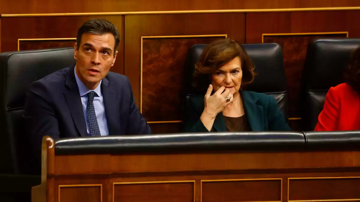 El president del govern espanyol en funcions, Pedro Sánchez, amb Carmen Calvo al costat en la sessió constitutiva del Congrés el 3 de desembre del 2019