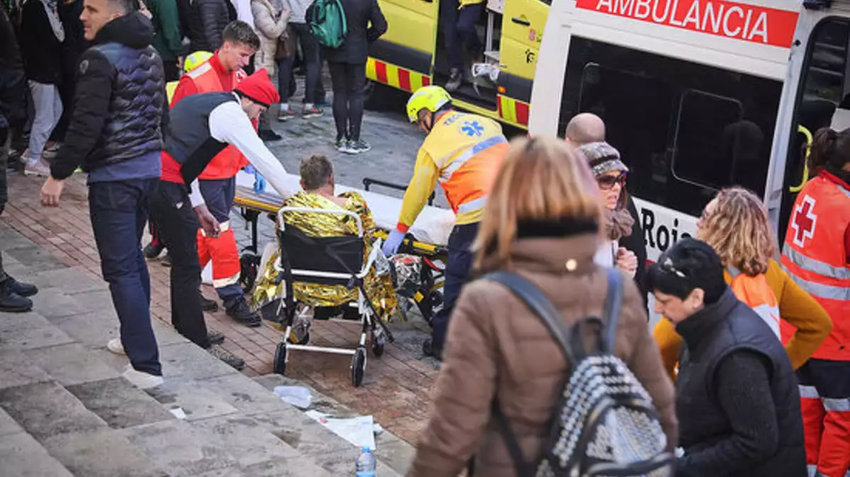 Tècnics d'emergències atenent un dels ferits per l'explosió de Centelles, el 30 de desembre