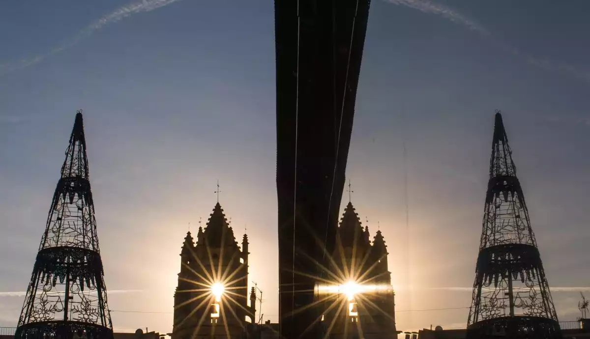 El sol passa pels finestral de la Prioral de Reus durant el dia del solstici d'hivern, el 21 de desembre