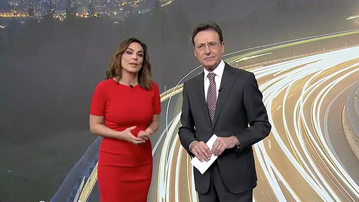 Mónica Carrillo i Matías Prats presentant l'informatiu del vespre a Antena 3