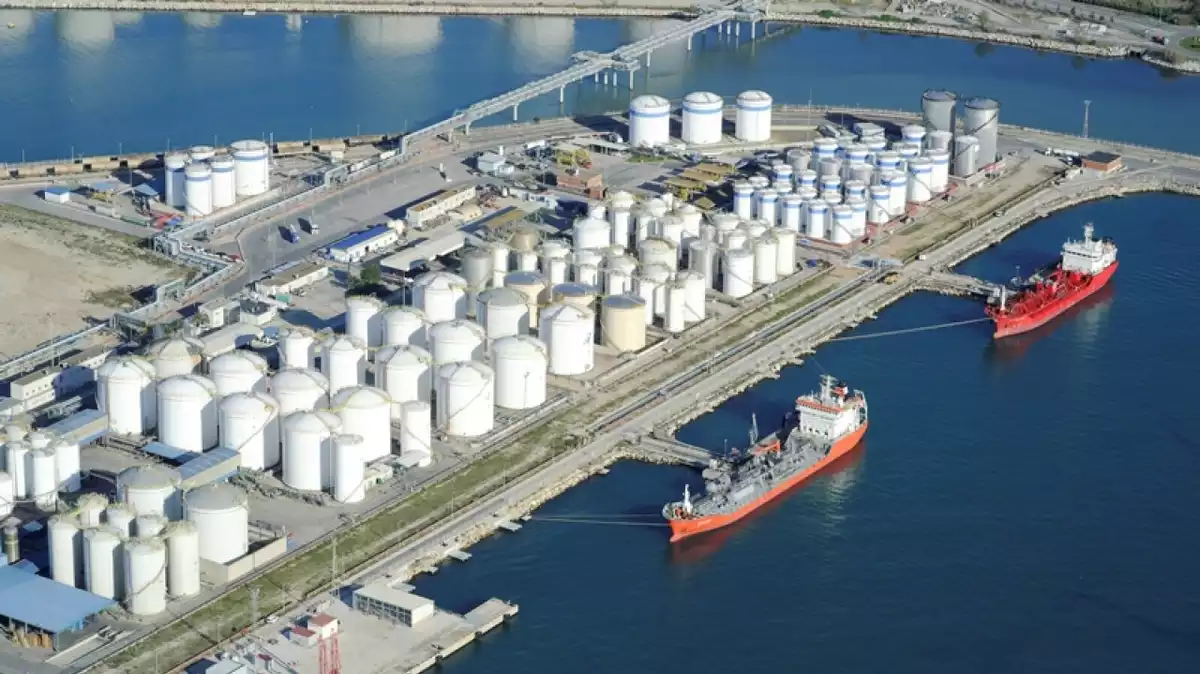 Moll industrial del Port de Tarragona, el punt d'embarcament dels productes de la Petroquímica.