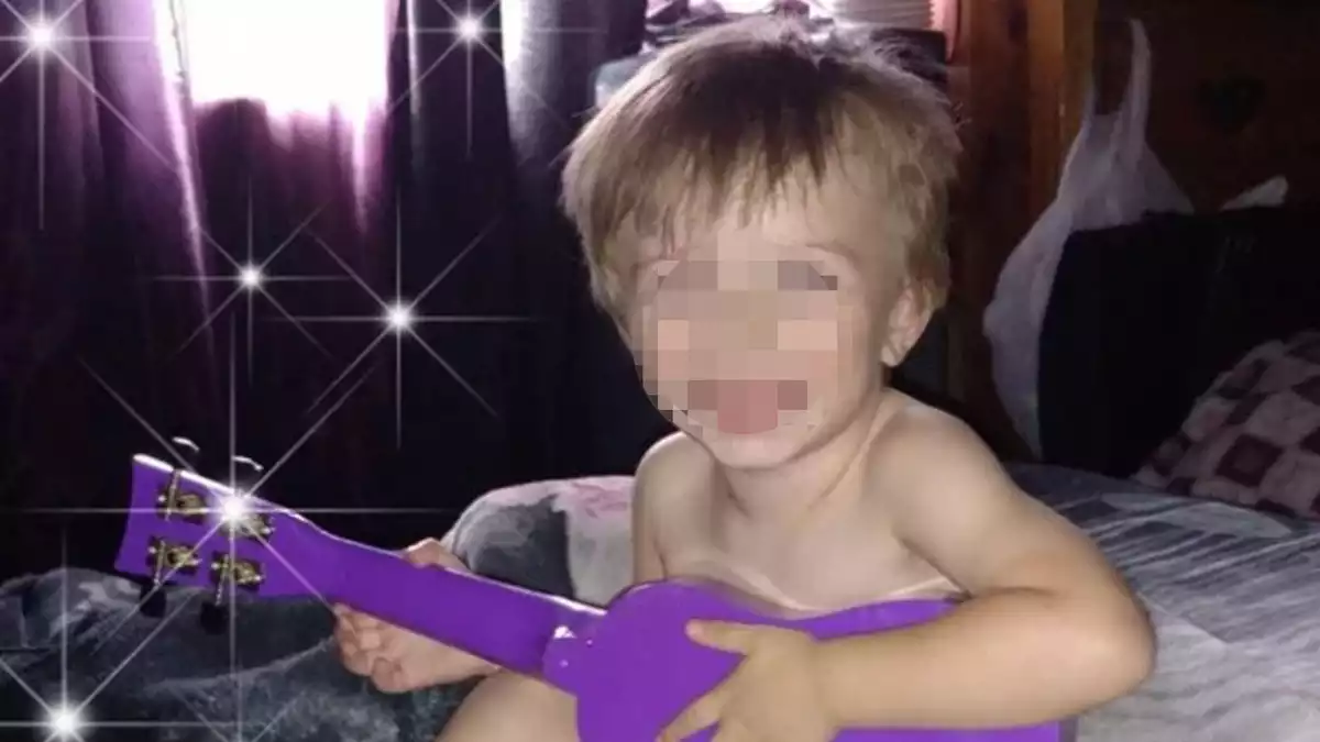 Mor un nen de 2 anys en disparar-se a la boca per error