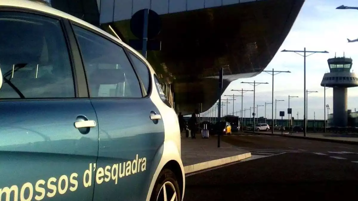 Mossos d'Esquadra a l'Aeroport del Prat