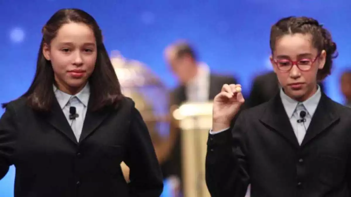 Les dues nenes que han cantat 'El Gordo' amb les boles del premi