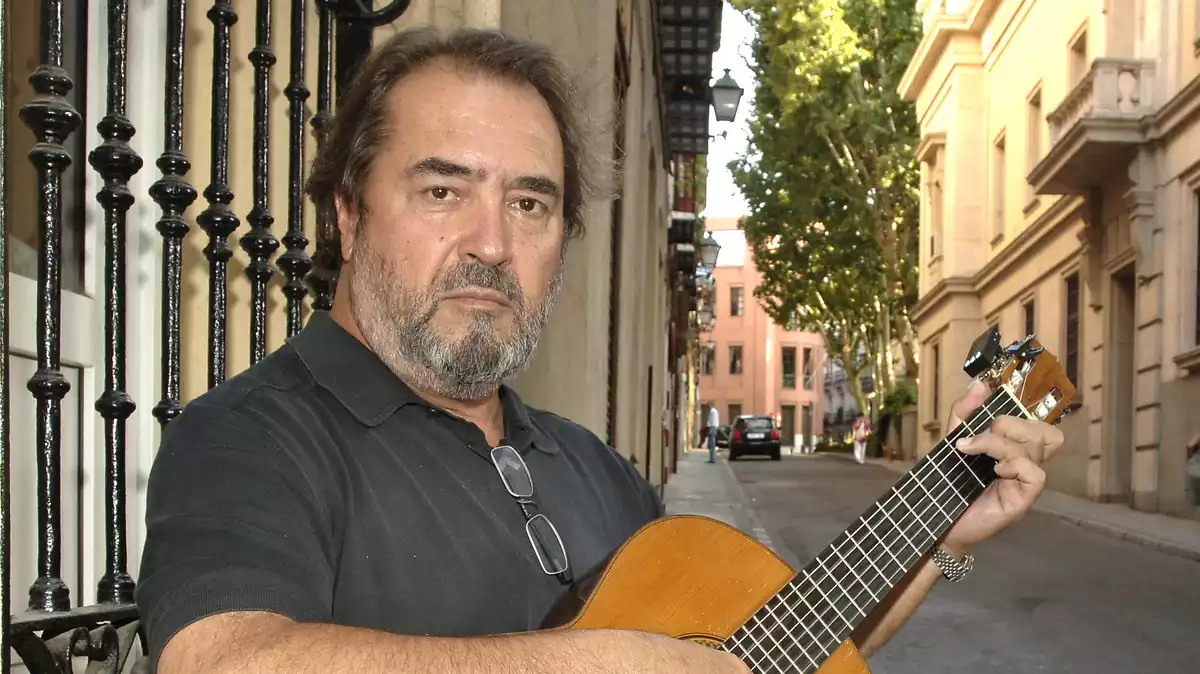 Imagen del cantante y actor Patxi Andión junto a su guitarra