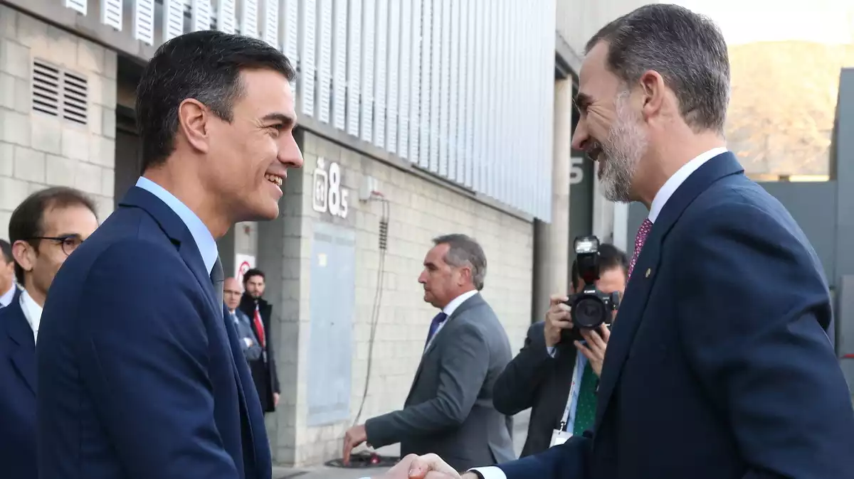 Encaixada de mans de Pedro Sánchez i Felip VI en un acte oficial