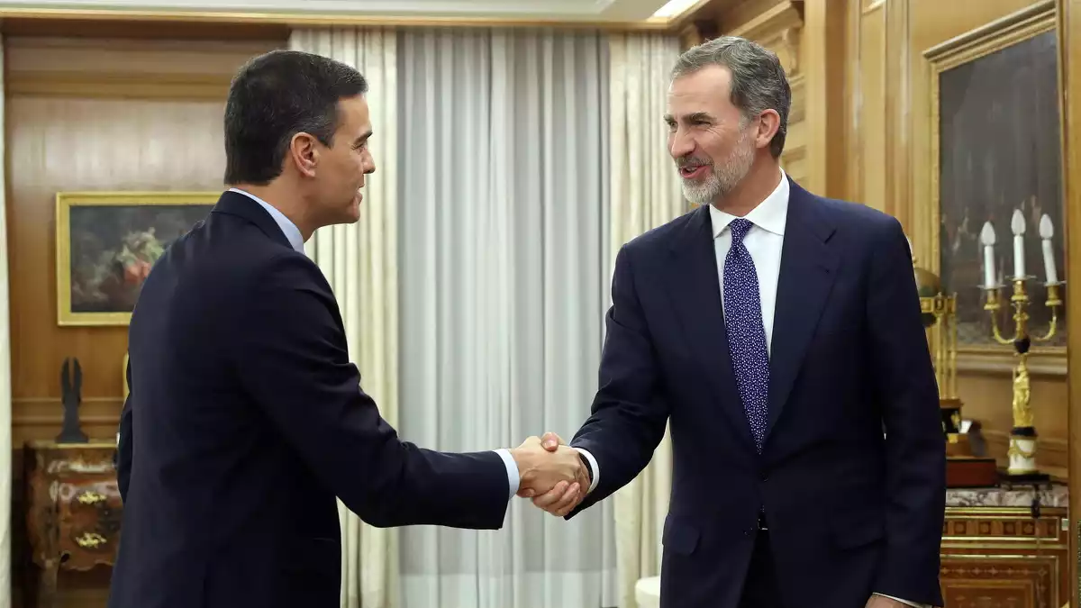 Pedro Sánchez, saludant el rei Felip VI en el marc de la ronda de consultes sobre la investidura l'11 de desembre de 2019