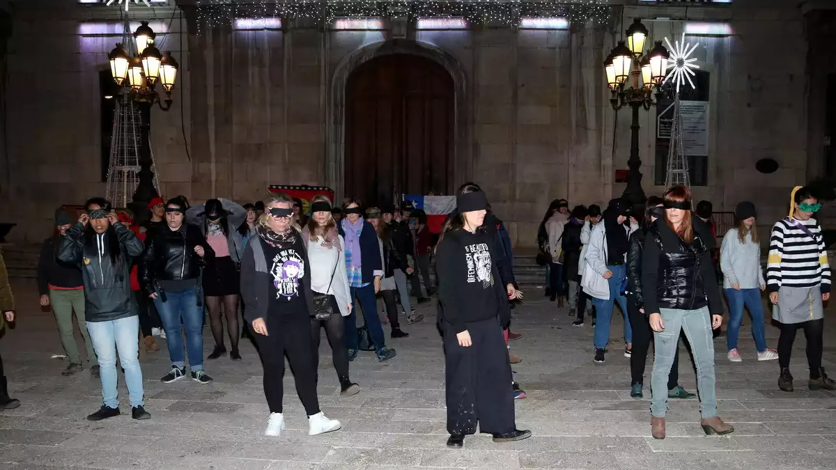 Pla general de les participants que han cantat i ballat l'himne feminista xilè 'Un violador en tu camino' en català a Tarragona