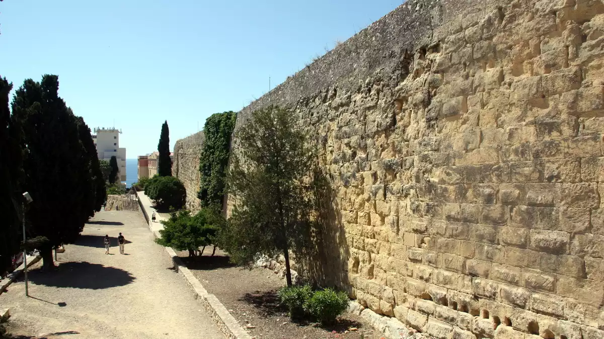 Pla general d'un fragment de la Muralla de Tarragona a les proximitats del passeig de Sant Antoni