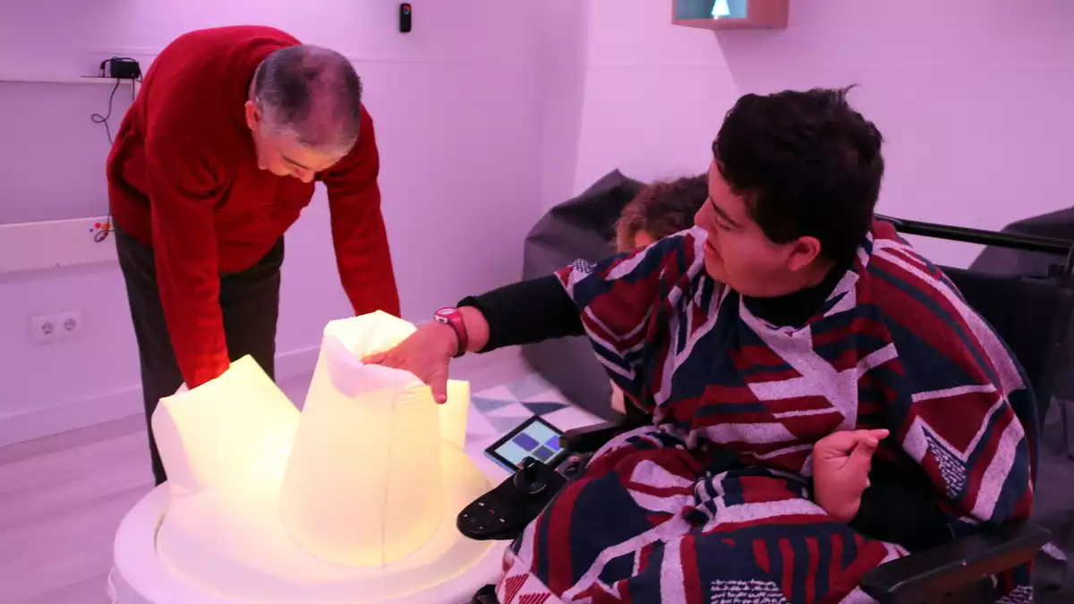 Pla obert de dos usuaris del Villablanca que interactuen amb el Musii, un nou aparell inflable, multisensorial i interactiu