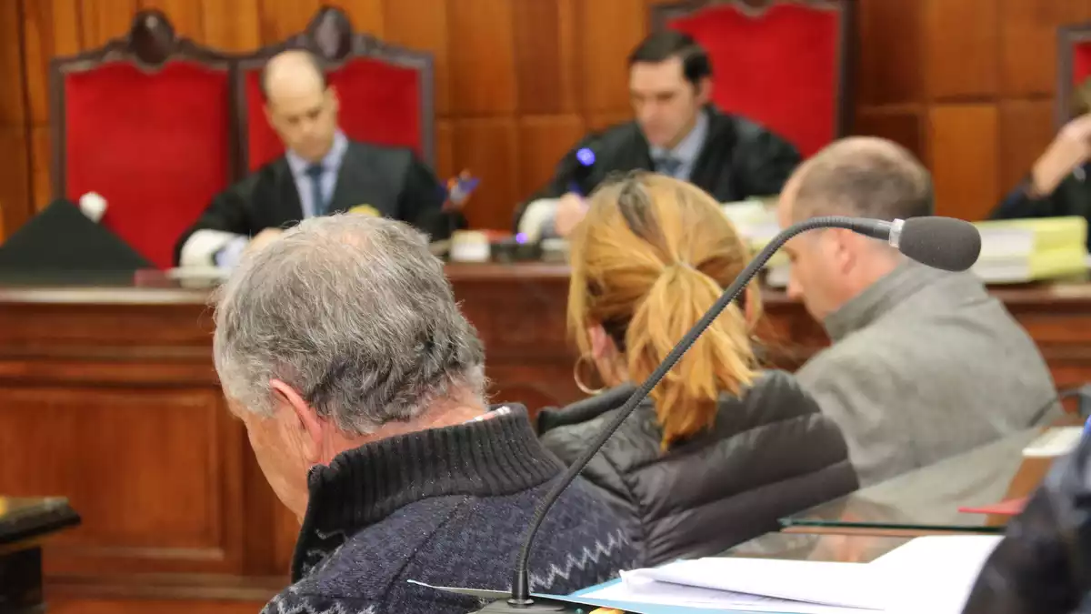 Pla tancat dels acusats, veïns de Montblanc, a l'Audiència de Tarragona