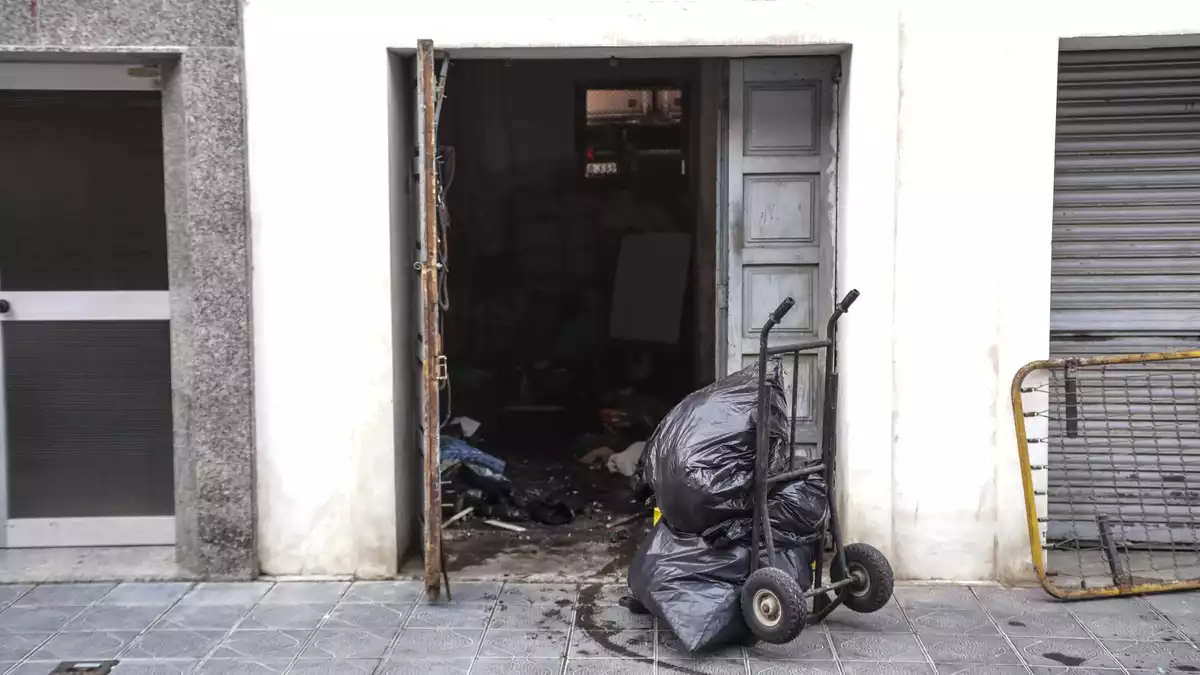 Porta del local número 10 del carrer Salou del barri del Serrallo, a Tarragona.