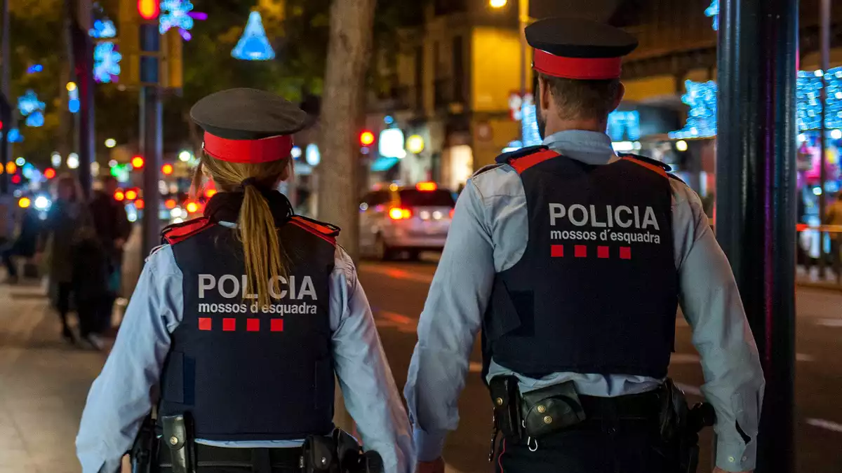 Els Mossos d'Esquadra controlant els carrers per a una més bona seguretat durant les compres de Nadal